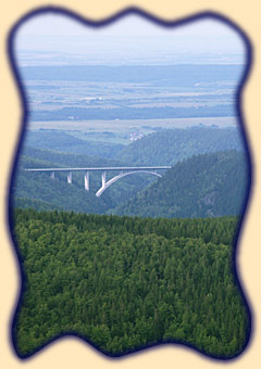 Blick von der Teufelskanzel auf Deutschlands größte Autobahnbrücke (A71, ca. 550 m lang und 110 m hoch), die im Anschluss an Deutschlands längsten Autobahntunnel (Rennsteigtunnel, ca. 8 km) das Tal der Wilden Gera überspannt.